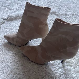 Stretch bootie beige camouflage pattern